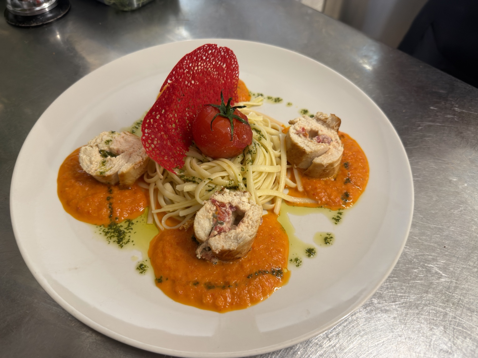 Plat de poisson et pâtes servi au restaurant