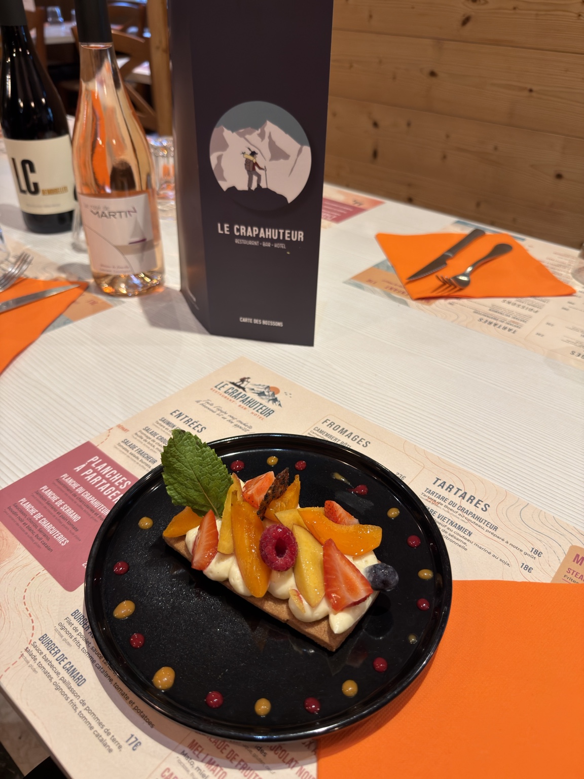 Dessert aux fruits présenté à table