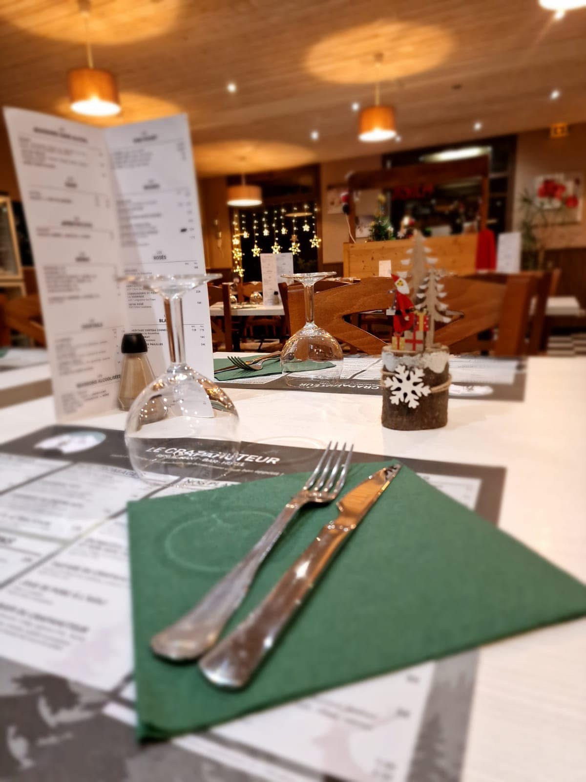 Table dressée dans la salle du restaurant