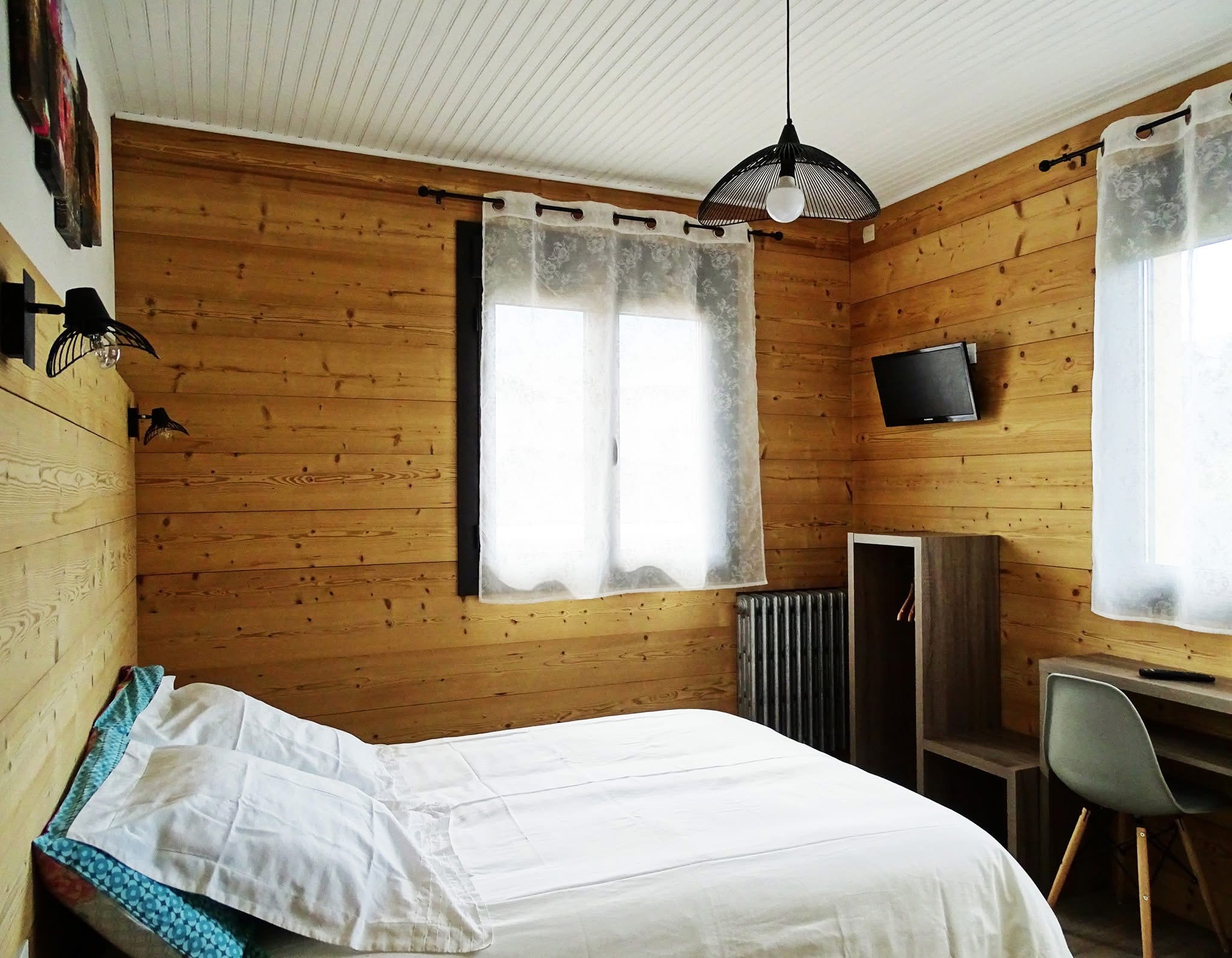 Chambre chaleureuse avec deux lits