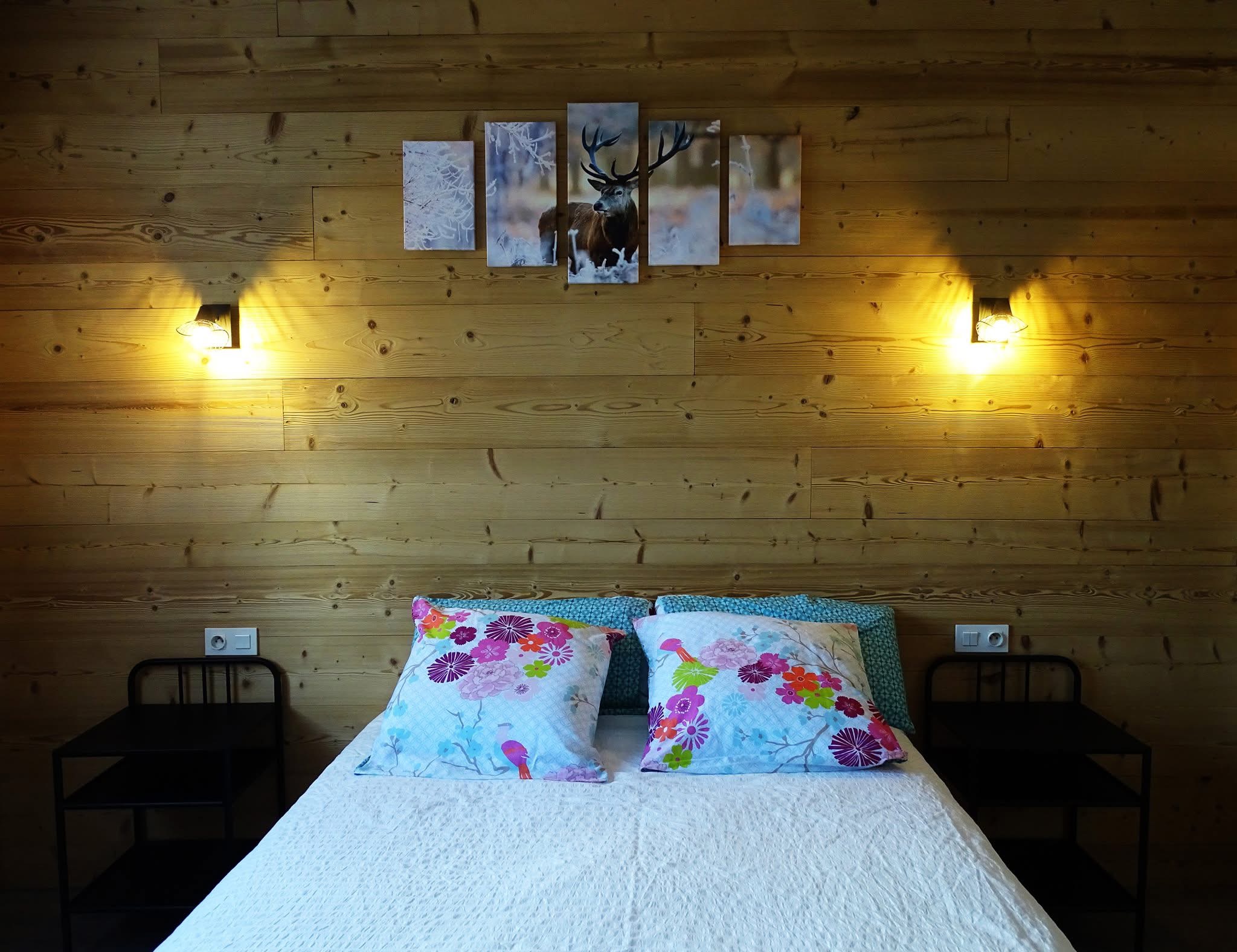 Lit double dans une chambre en bois