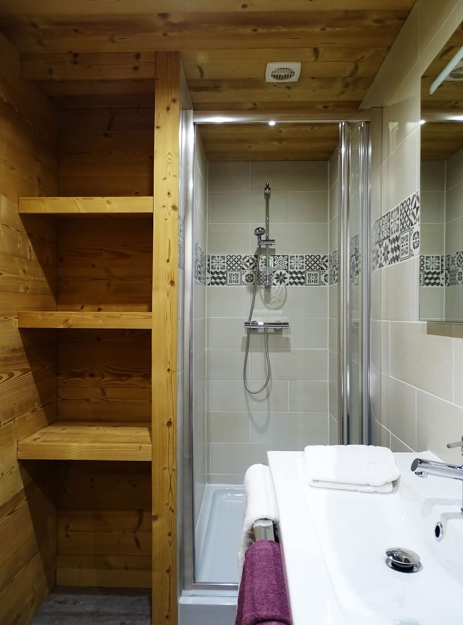 Douche et lavabo d’une chambre
