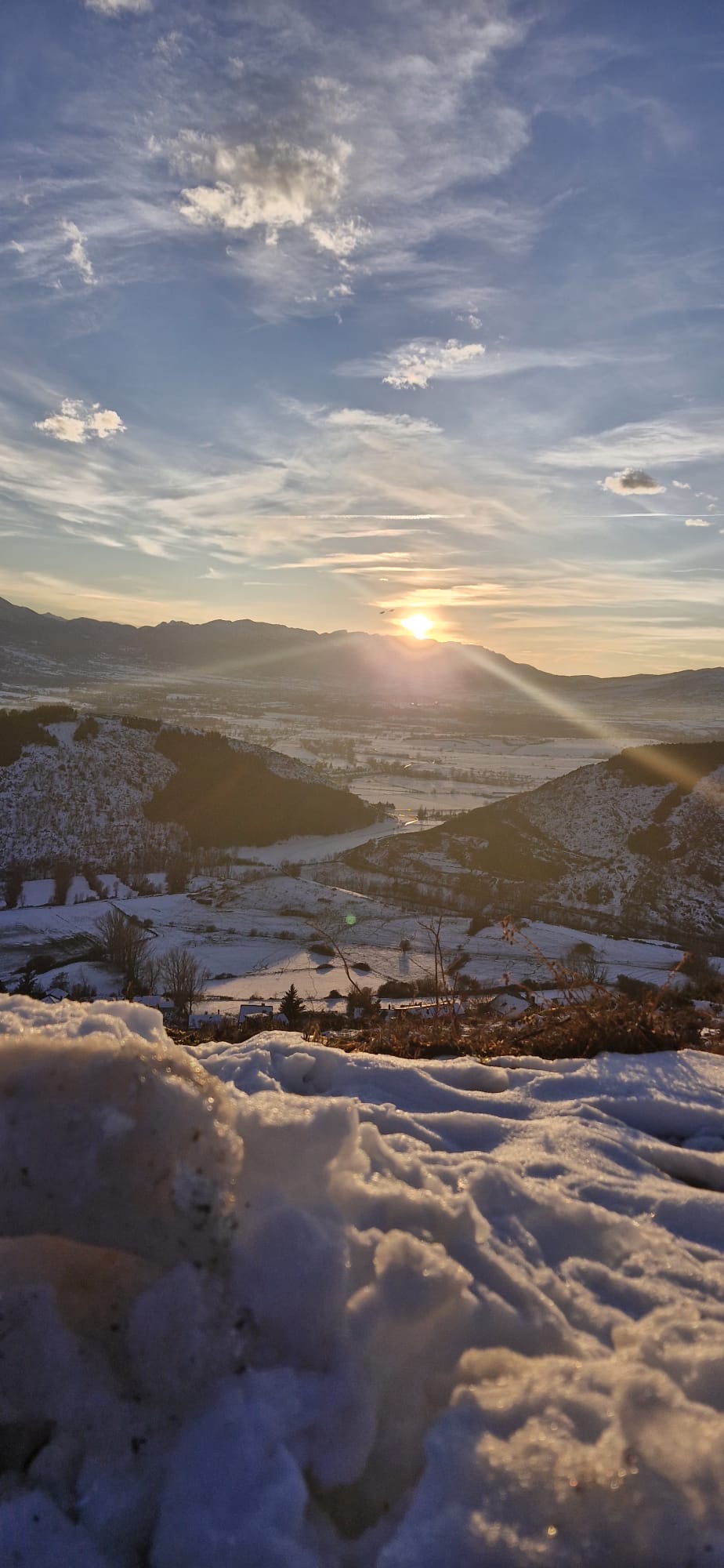 Coucher de soleil sur les montagnes enneigées de Cerdagne