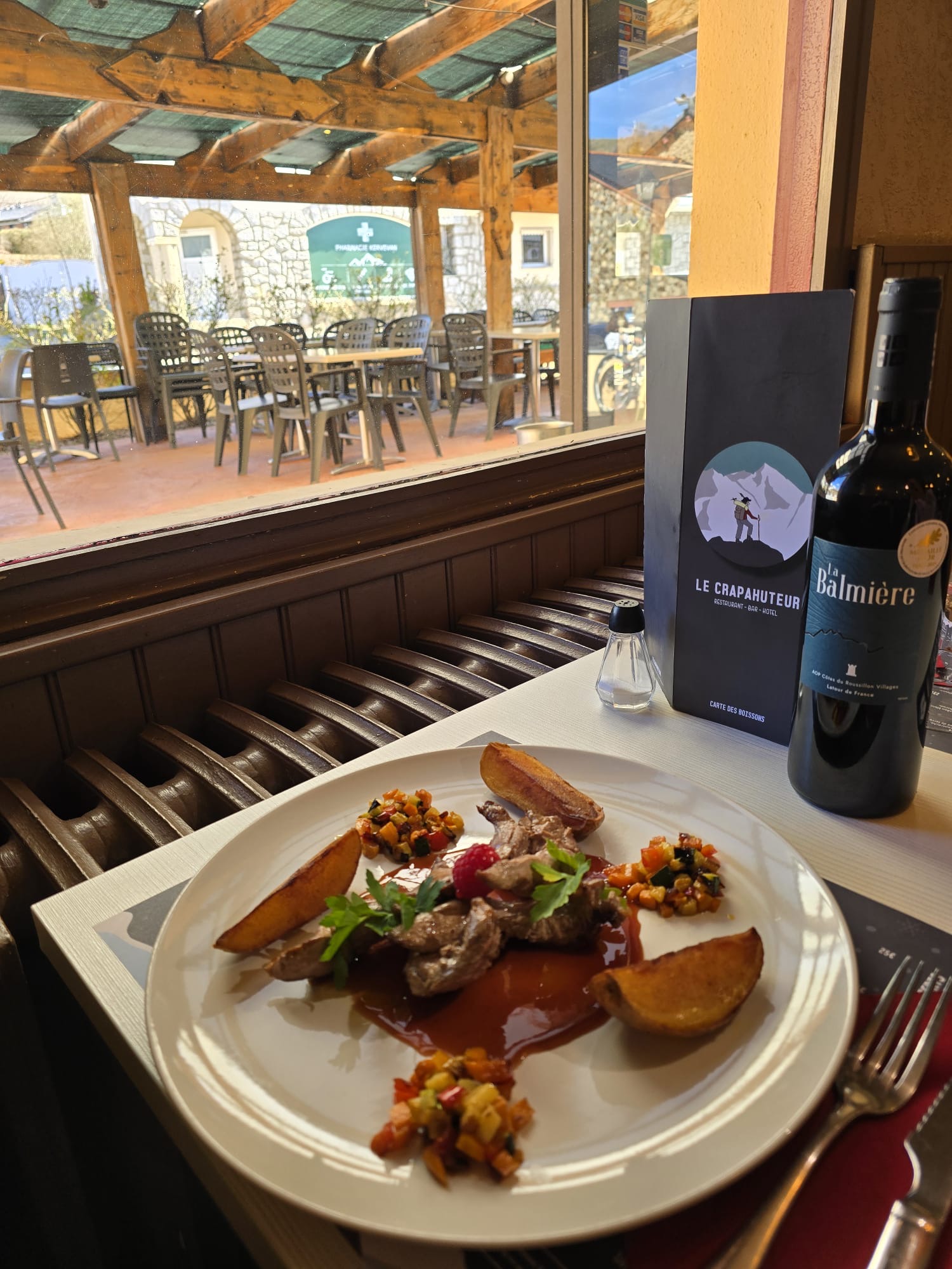 Plat servi au restaurant avec vue sur la terrasse du Crapahuteur